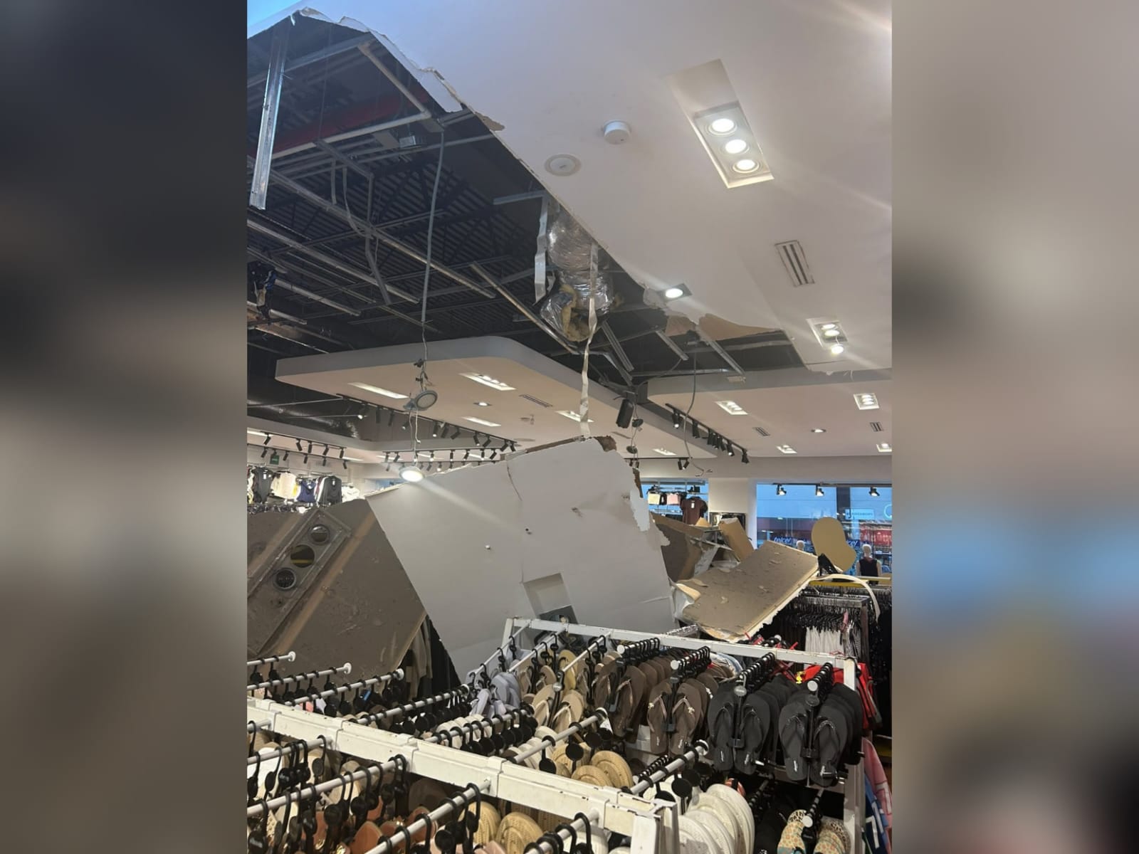 Colapsa techo de boutique en concurrida Plaza de Los Mochis, Sinaloa