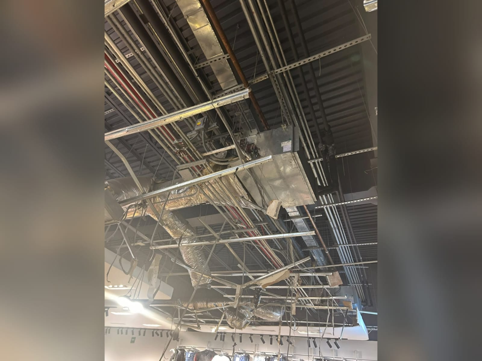 Colapsa techo de boutique en concurrida Plaza de Los Mochis, Sinaloa
