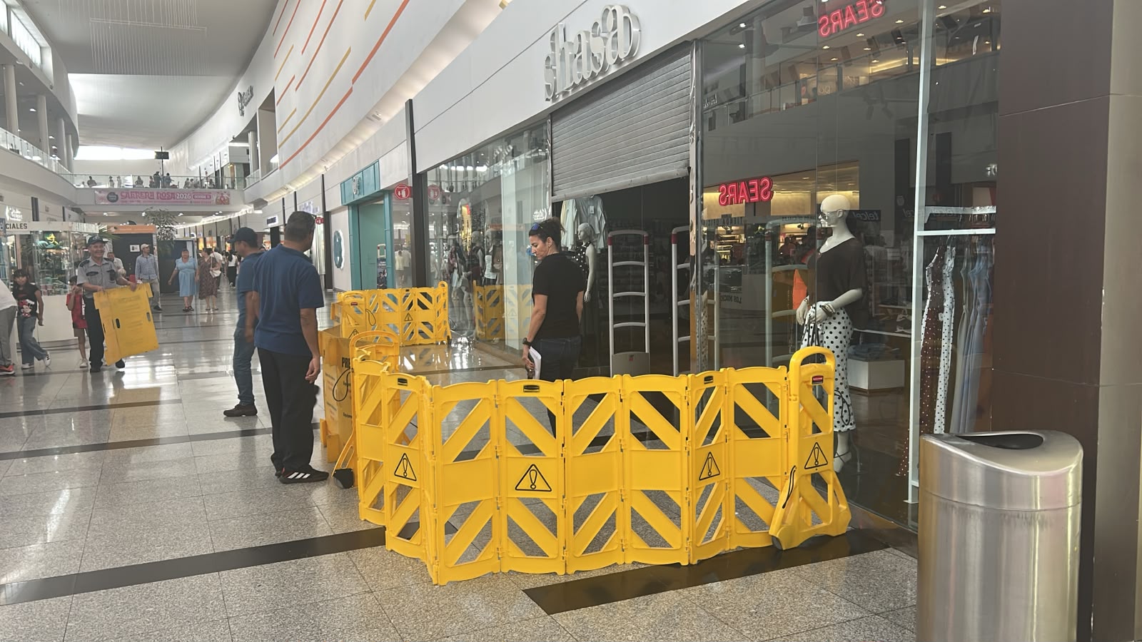 Colapsa techo de boutique en concurrida Plaza de Los Mochis, Sinaloa