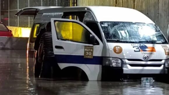 Mueren seis pasajeros intoxicados dentro de combi varada en inundación en Edomex