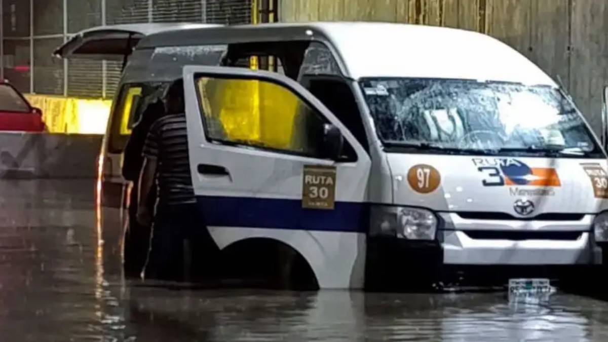 Combi varada durante inundaciones