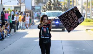 Con la ficha de búsqueda de Cecilia Berrelleza como bandera, Nadia marcha sola durante desfile en Mazatlán 