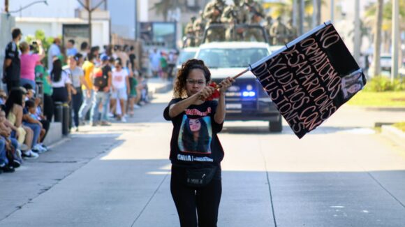 Con la ficha de búsqueda de Cecilia Berrelleza como bandera, Nadia marcha sola durante desfile en Mazatlán 