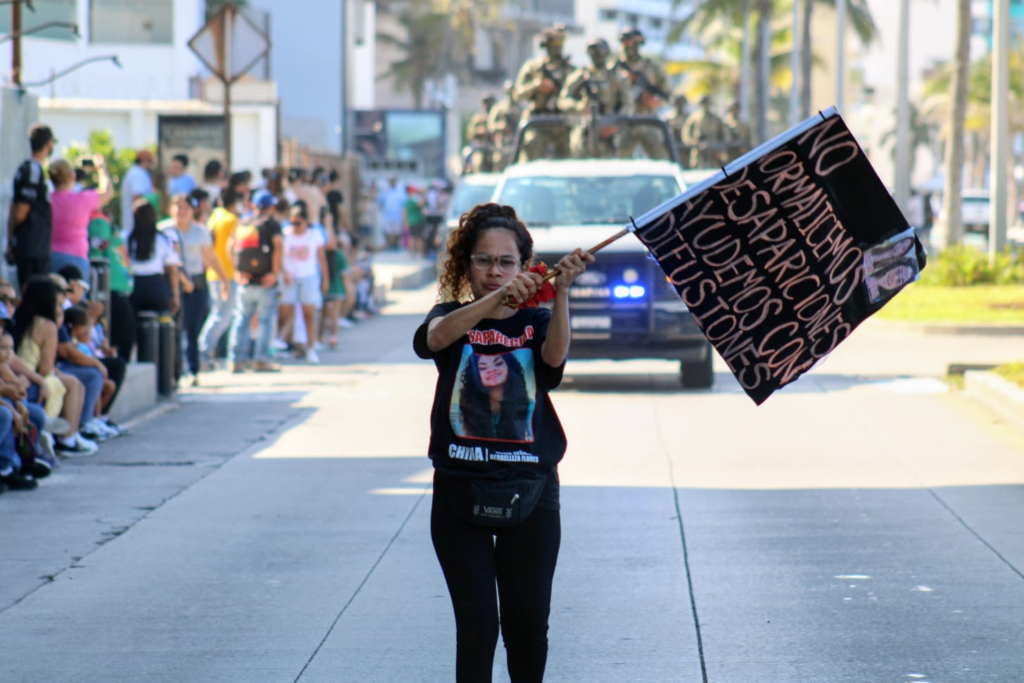 Con la ficha de búsqueda de Cecilia Berrelleza como bandera, Nadia marcha sola durante desfile en Mazatlán 