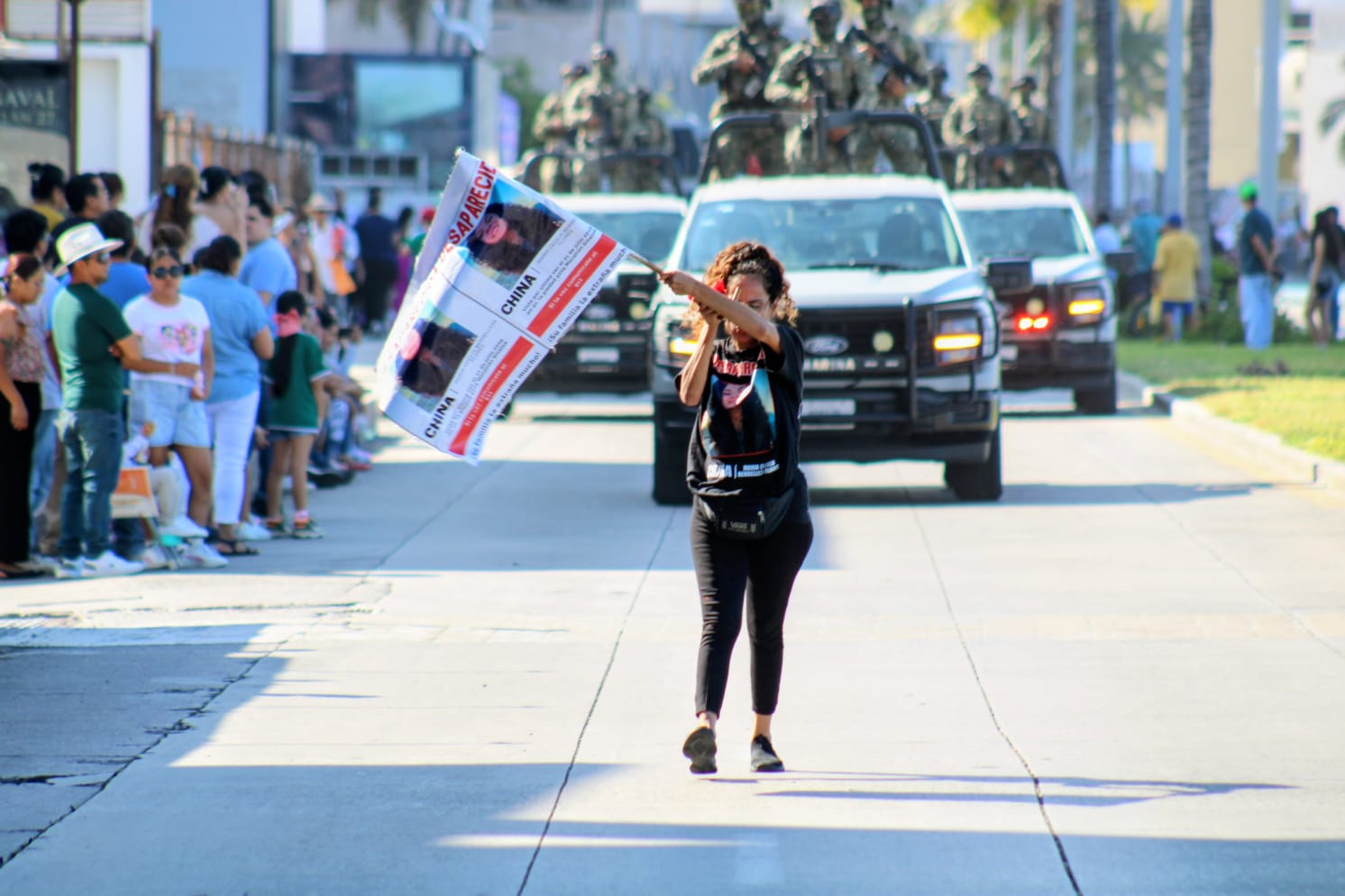Con la ficha de búsqueda de Cecilia Berrelleza como bandera, Nadia marcha sola durante desfile en Mazatlán 