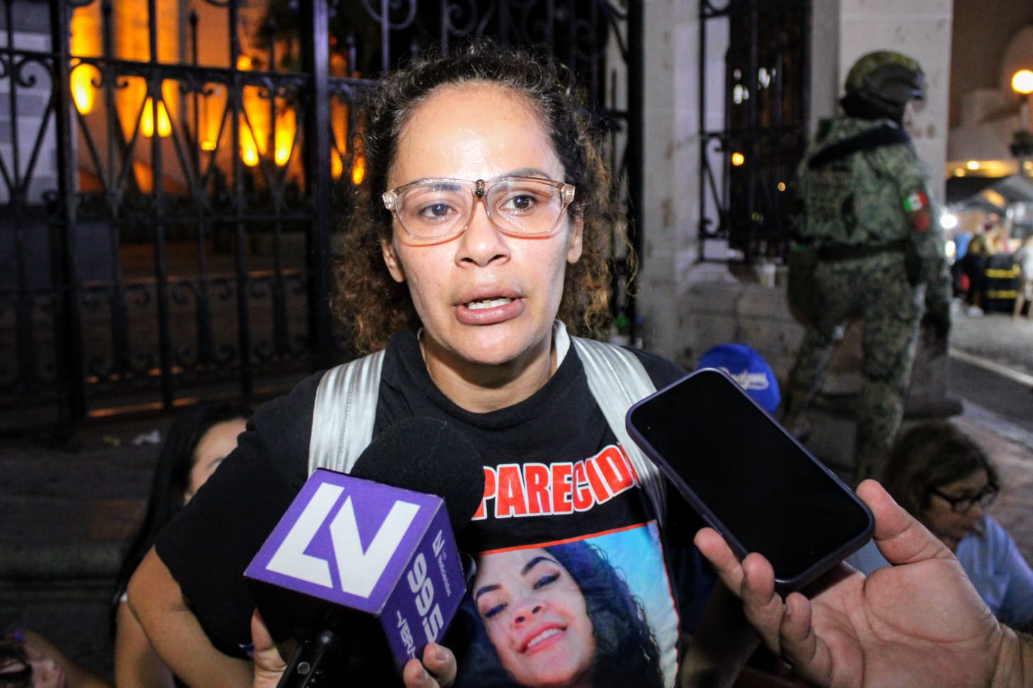 Con la ficha de búsqueda de Cecilia Berrelleza como bandera, Nadia marcha sola durante desfile en Mazatlán 