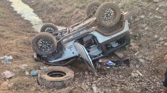 Conductor sale ileso milagrosamente al sufrir una volcadura en Guasave, Sinaloa