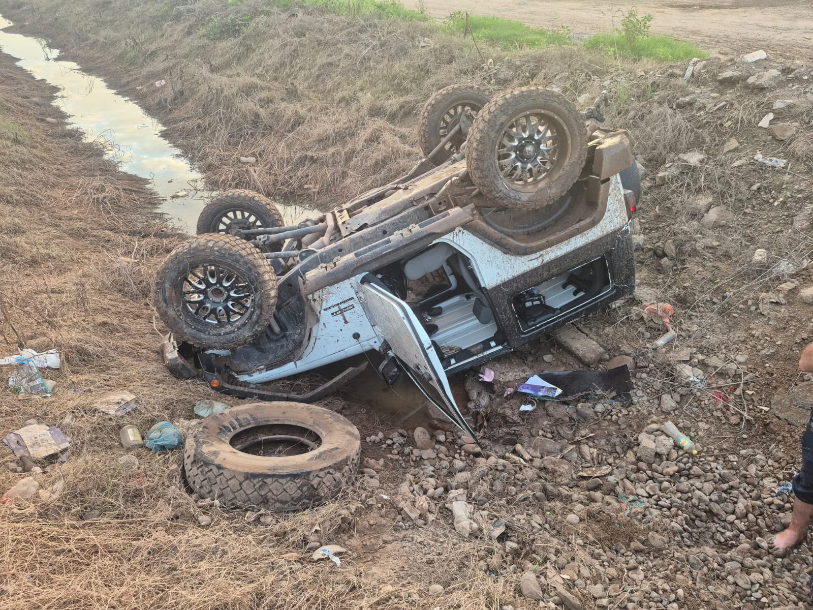Conductor sale ileso milagrosamente al sufrir una volcadura en Guasave, Sinaloa