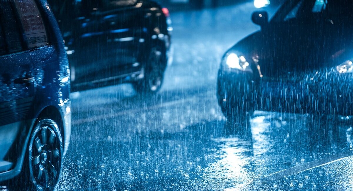 ¿Vas manejando y comienza una tormenta eléctrica? Esto es lo que debes hacer