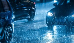 ¿Vas manejando y comienza una tormenta eléctrica? Esto es lo que debes hacer