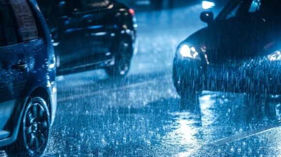¿Vas manejando y comienza una tormenta eléctrica? Esto es lo que debes hacer