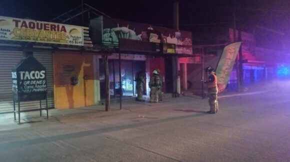Corto circuito provoca incendio en un negocio de León Fonseca, Guasave, Sinaloa