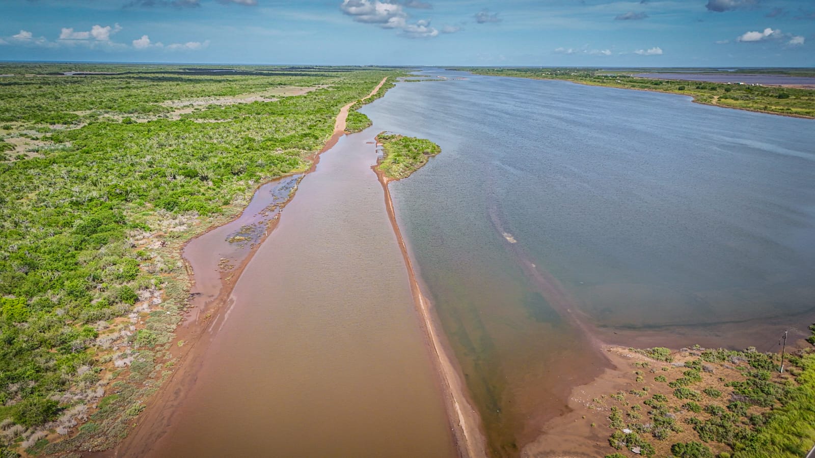 Crecida del mar deja incomunicados a habitantes en Yameto, Navolato