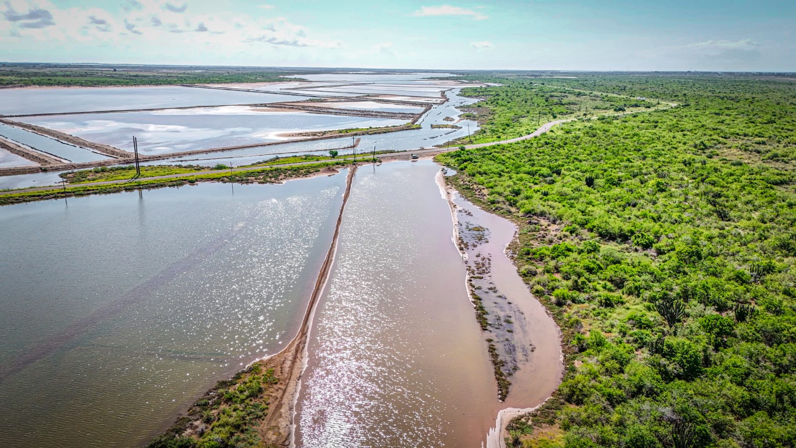 Crecida del mar deja incomunicados a habitantes en Yameto, Navolato