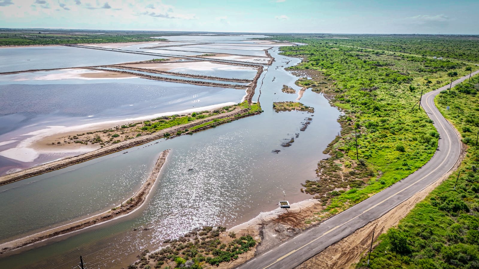 Crecida del mar deja incomunicados a habitantes en Yameto, Navolato