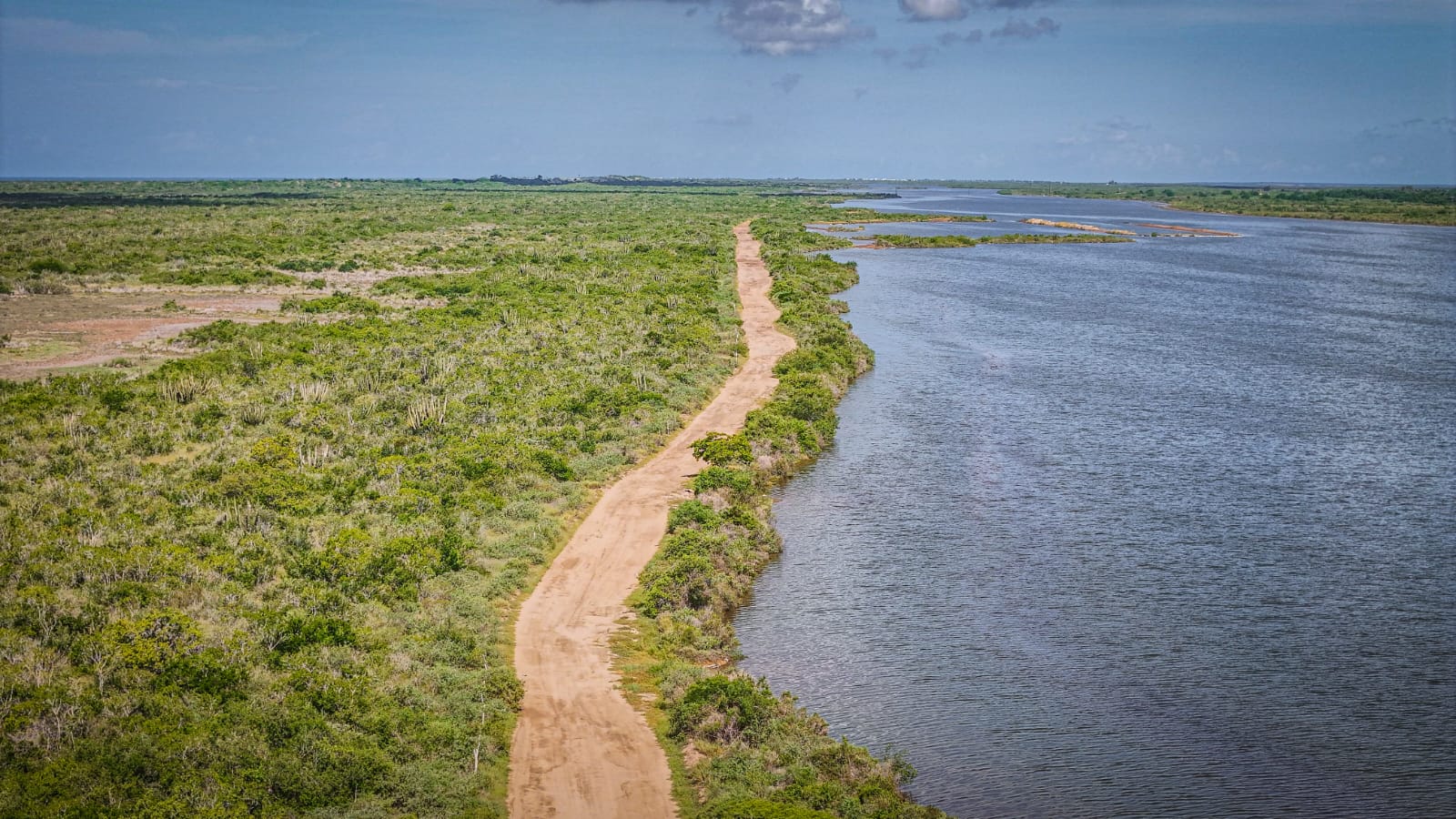 Crecida del mar deja incomunicados a habitantes en Yameto, Navolato