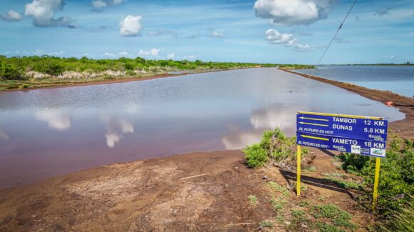 Crecida del mar mantiene incomunicada vía terrestre a la comunidad costera de Yameto, Navolato