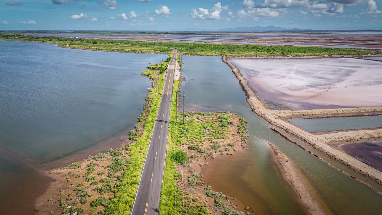 Crecida del mar deja incomunicados a habitantes en Yameto, Navolato