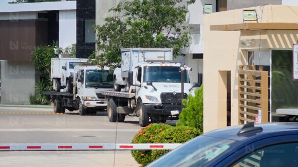 Decomisan vehículos tras operativo en el interior de una Privada de la Isla Musalá en Culiacán