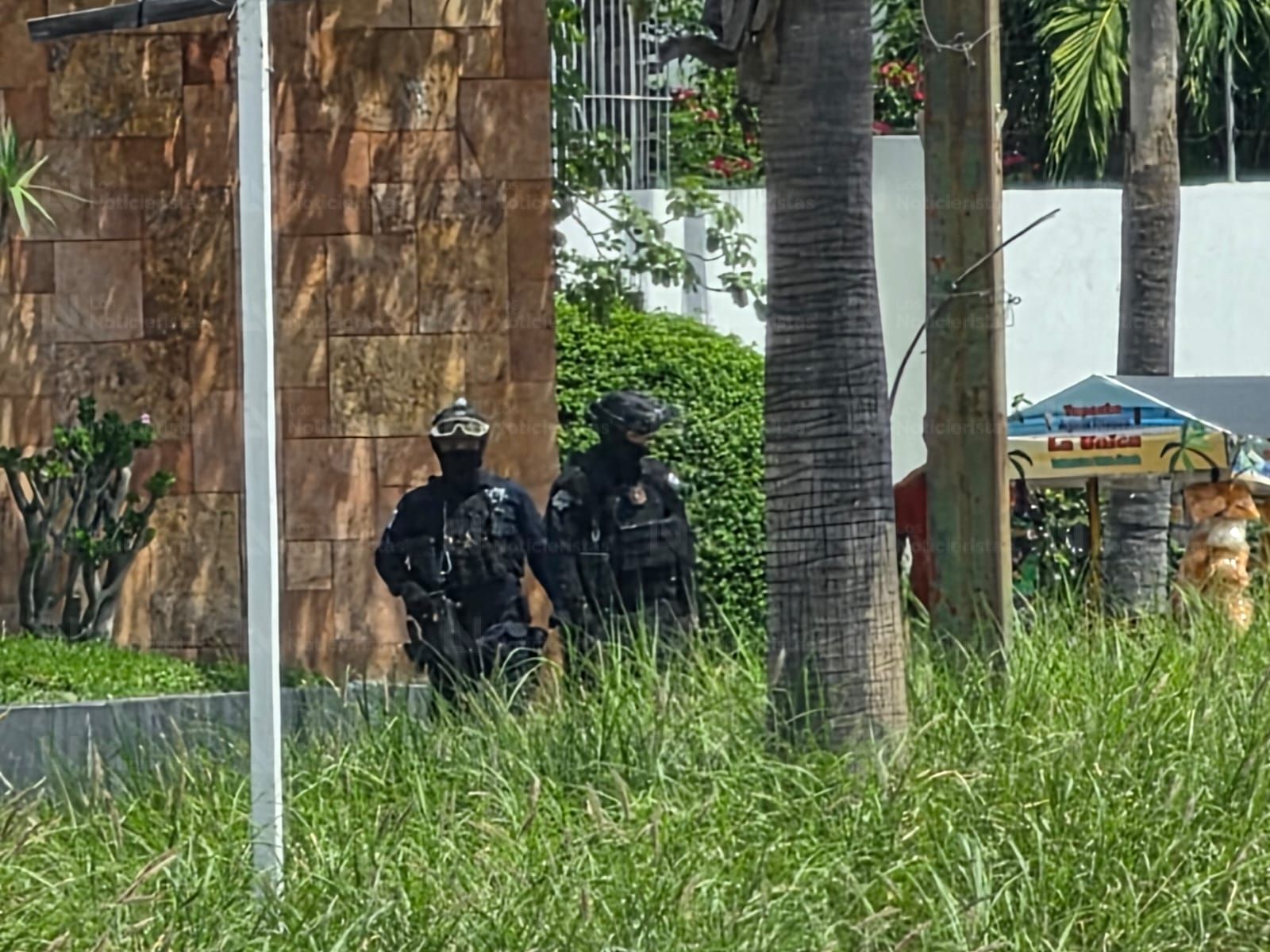 Decomisan vehículos tras operativo en el interior de una Privada de la Isla Musalá en Culiacán
