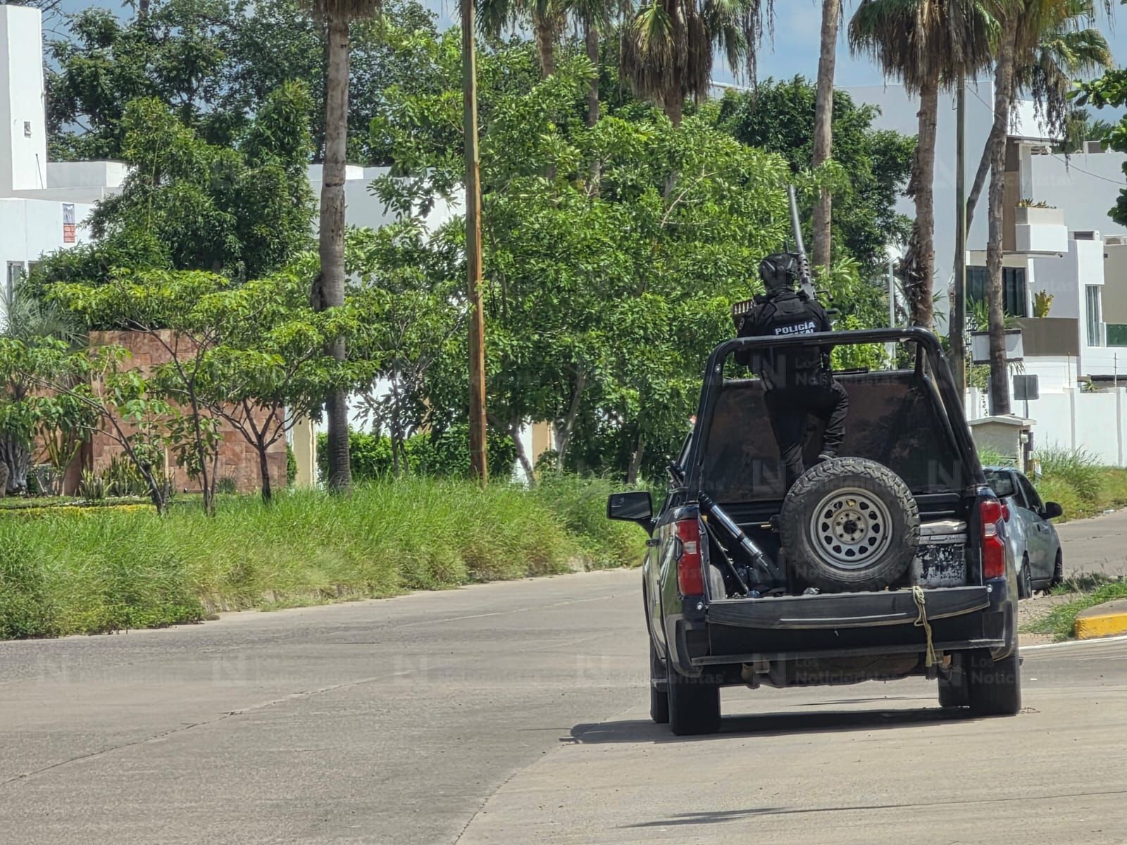 Decomisan vehículos tras operativo en el interior de una Privada de la Isla Musalá en Culiacán