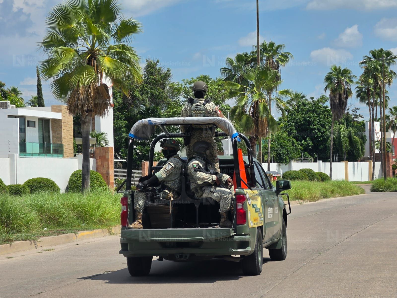 Decomisan vehículos tras operativo en el interior de una Privada de la Isla Musalá en Culiacán