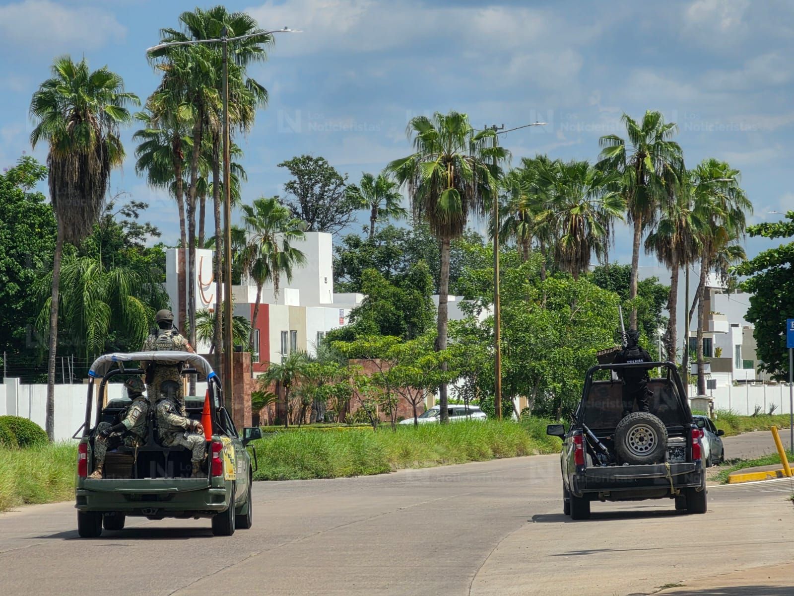 Decomisan vehículos tras operativo en el interior de una Privada de la Isla Musalá en Culiacán