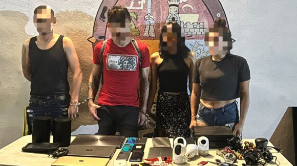 ¡Llevaban botín tecnológico! Detienen a cuatro en intento de robo a comercio en Mazatlán, Sinaloa; dos son mujeres