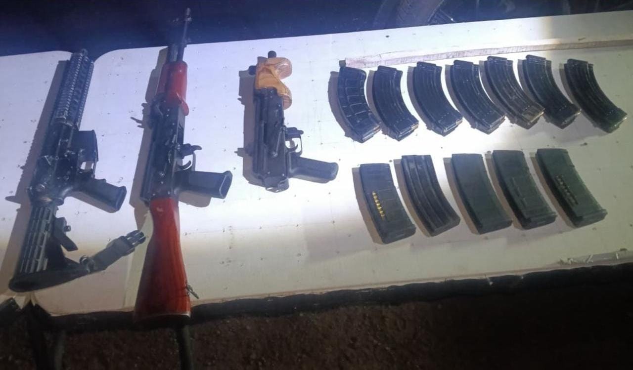 Detienen a dos sujetos armados que acaban de despojar una camioneta en Culiacán