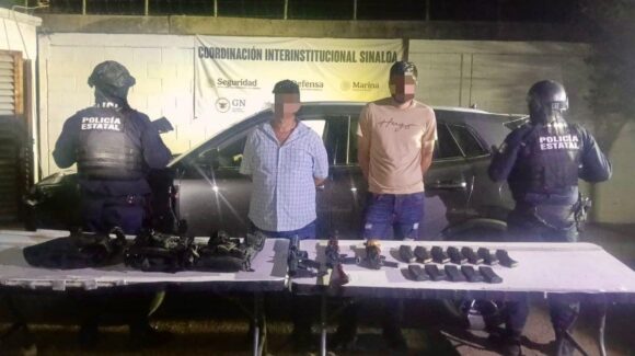 Detienen a dos sujetos armados que acaban de despojar una camioneta en Culiacán