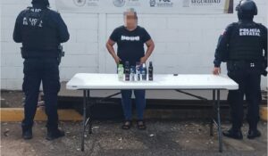 Detienen a mujer por intentar sustraer mercancía de un súper y aseguran auto robado con cargadores, en Culiacán