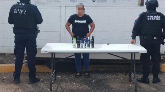 Detienen a mujer por intentar sustraer mercancía de un súper y aseguran auto robado con cargadores, en Culiacán