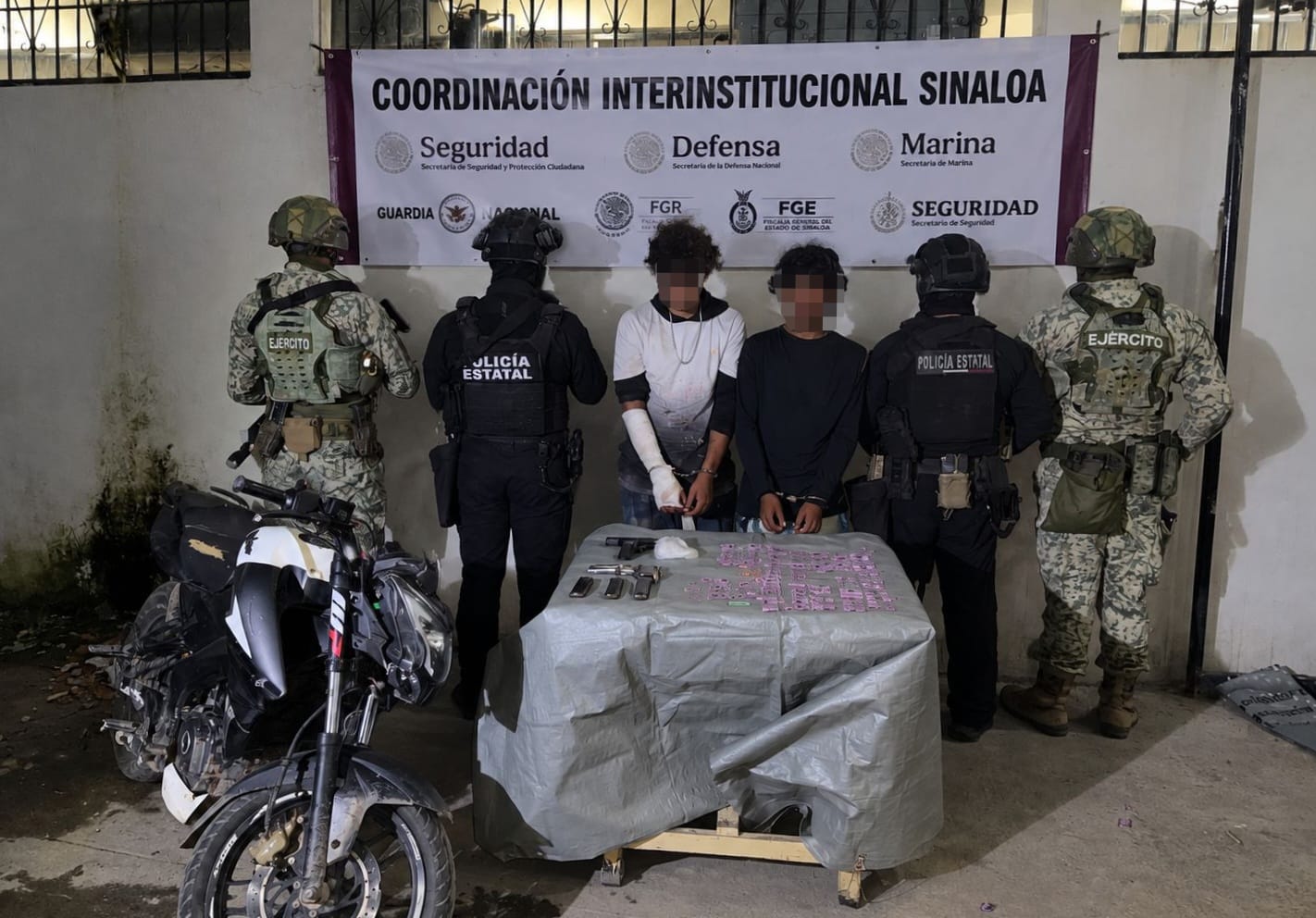 Detienen en Mazatlán, Sinaloa, a dos civiles tras intentar evadir operativo; llevaban armas y droga