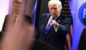 Cadenas de TV de EU suspenden cobertura conjunta en protesta por veto de Trump
