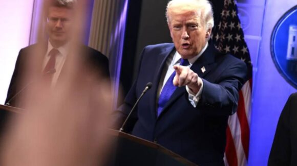 Cadenas de TV de EU suspenden cobertura conjunta en protesta por veto de Trump