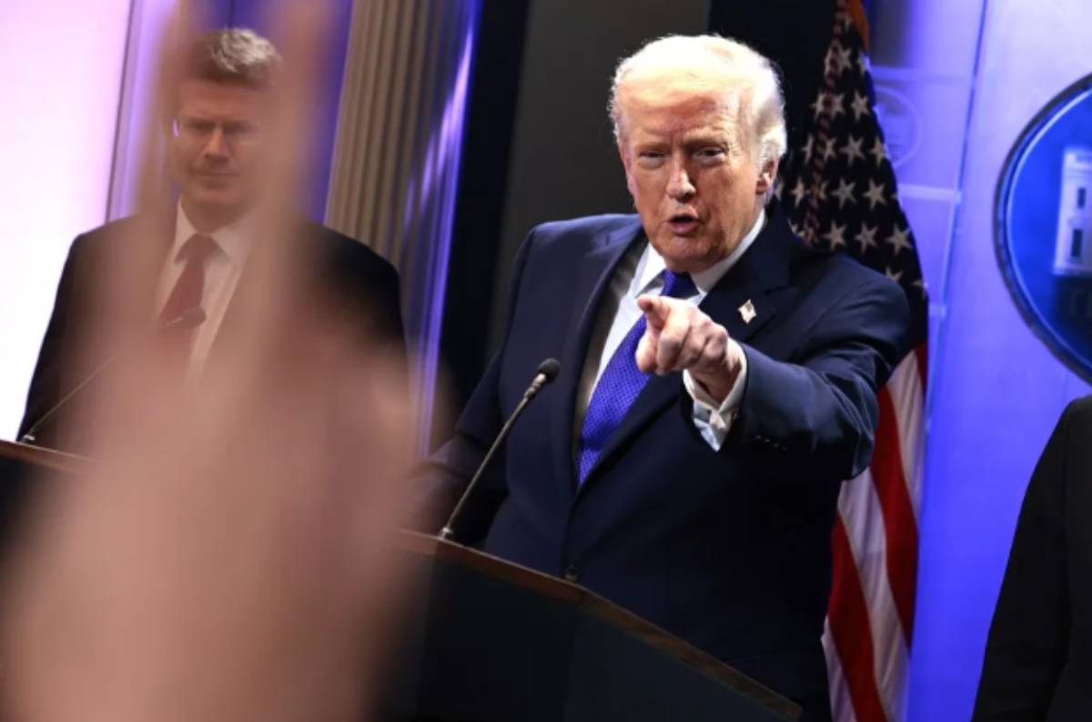 Cadenas de TV de EU suspenden cobertura conjunta en protesta por veto de Trump