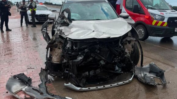Dos vagonetas chocan en la México 15, en Guasave, Sinaloa; conductores son trasladados a valoración médica