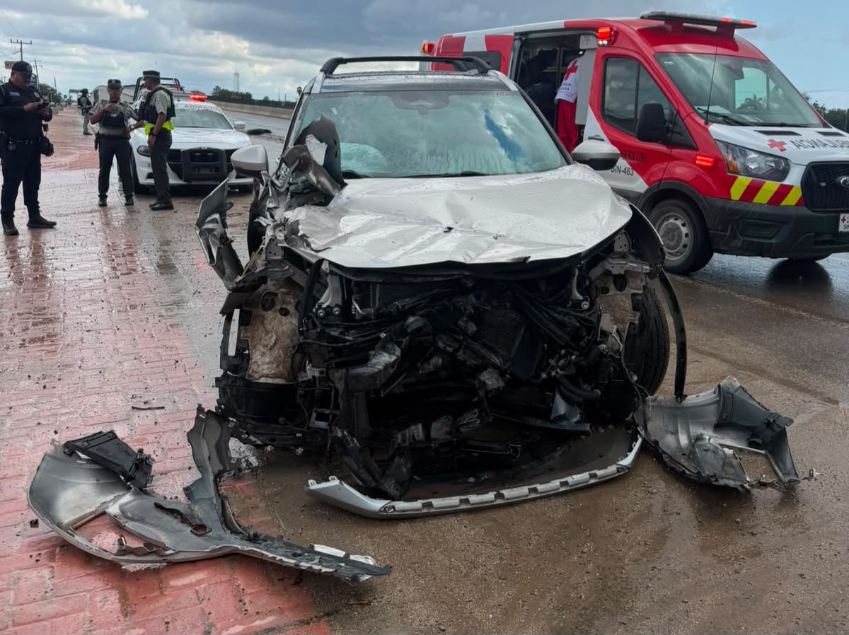 Dos unidades chocan en la México 15 en Guasave