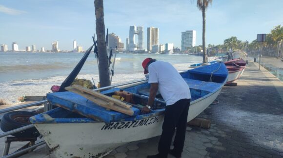 Efectos de Polo continúan en las costas de Mazatlán y deja sin trabajo a pescadores de Playa Norte