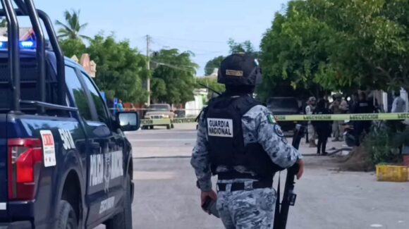 Ejecutan a mujer cuando llegaba a su casa después de llevar a su hijo a la escuela, en el centro de Escuinapa, Sinaloa