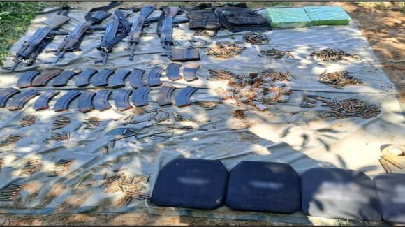 Ejército asegura armas, miles de cartuchos y equipo táctico en Siqueiros, Mazatlán, Sinaloa