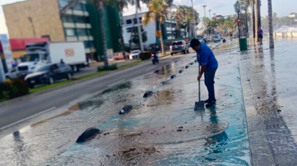 El mar se mete a la Avenida del Mar en Mazatlán, Sinaloa; retiran arena y piedras por fuerte oleaje