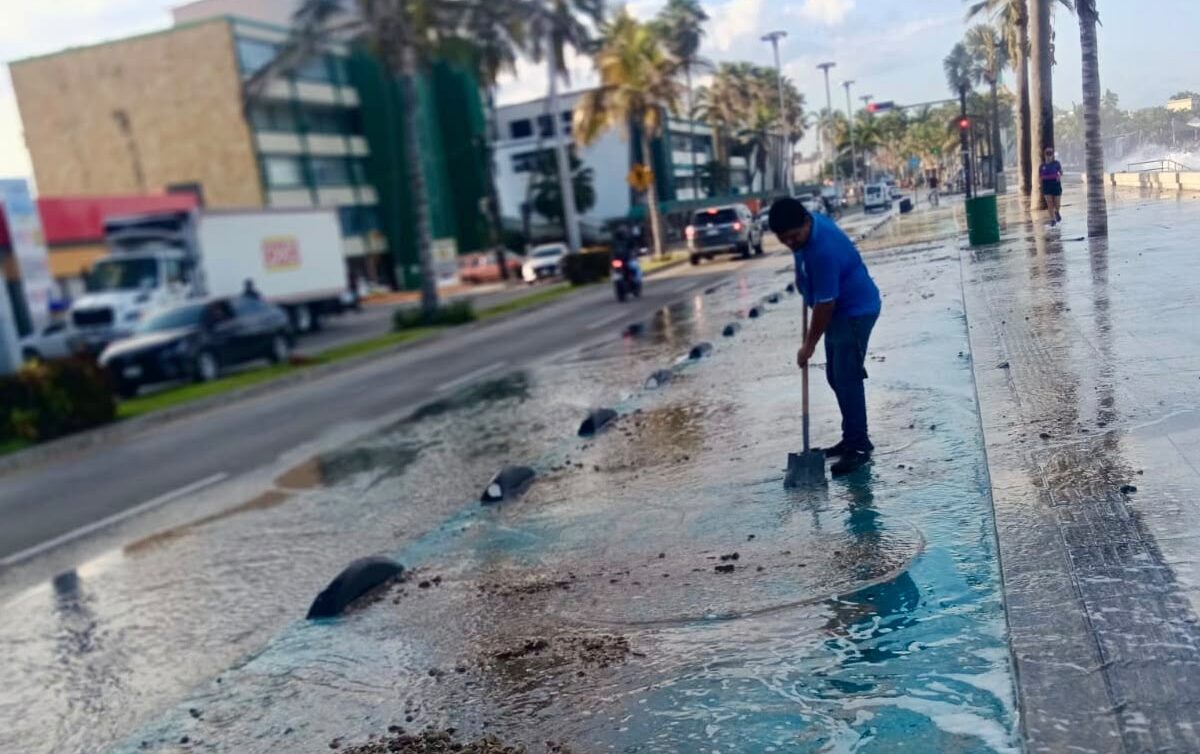 Elevado oleaje se registra en Mazatlán