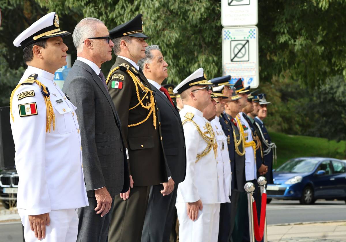 Embajada de México en España conmemora Independencia con ofrenda floral en Madrid