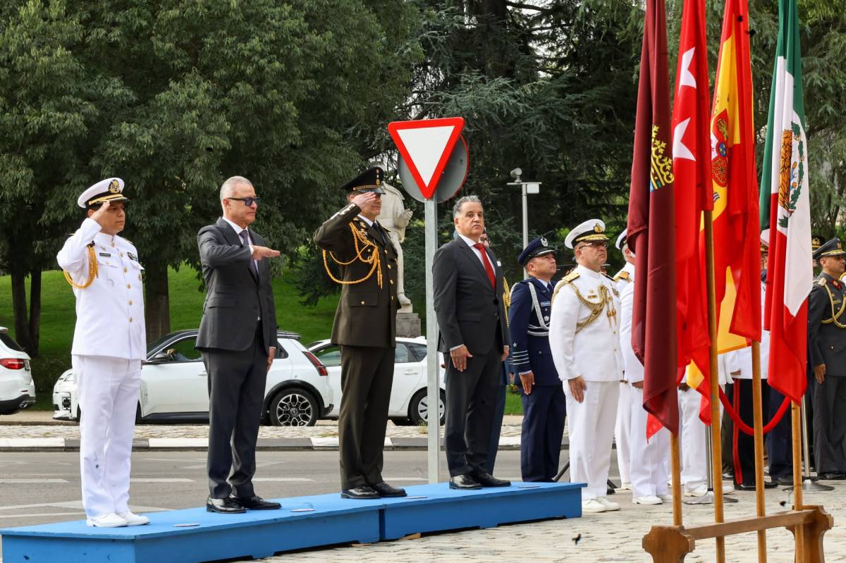 Embajada de México en España conmemora Independencia con ofrenda floral en Madrid