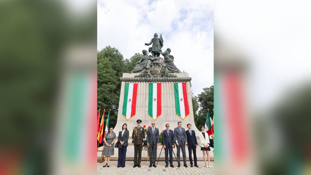 Embajada de México en España conmemora Independencia con ofrenda floral en Madrid
