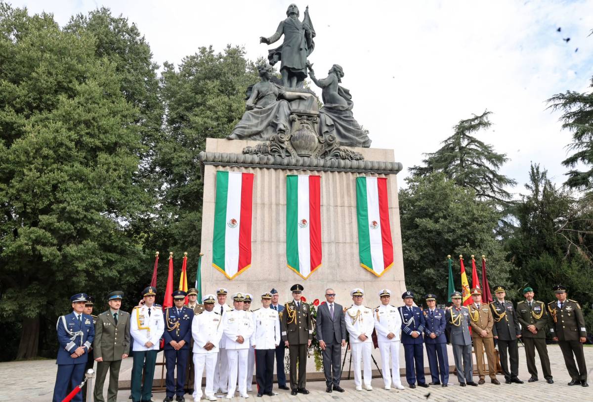 Embajada de México en España conmemora Independencia con ofrenda floral en Madrid