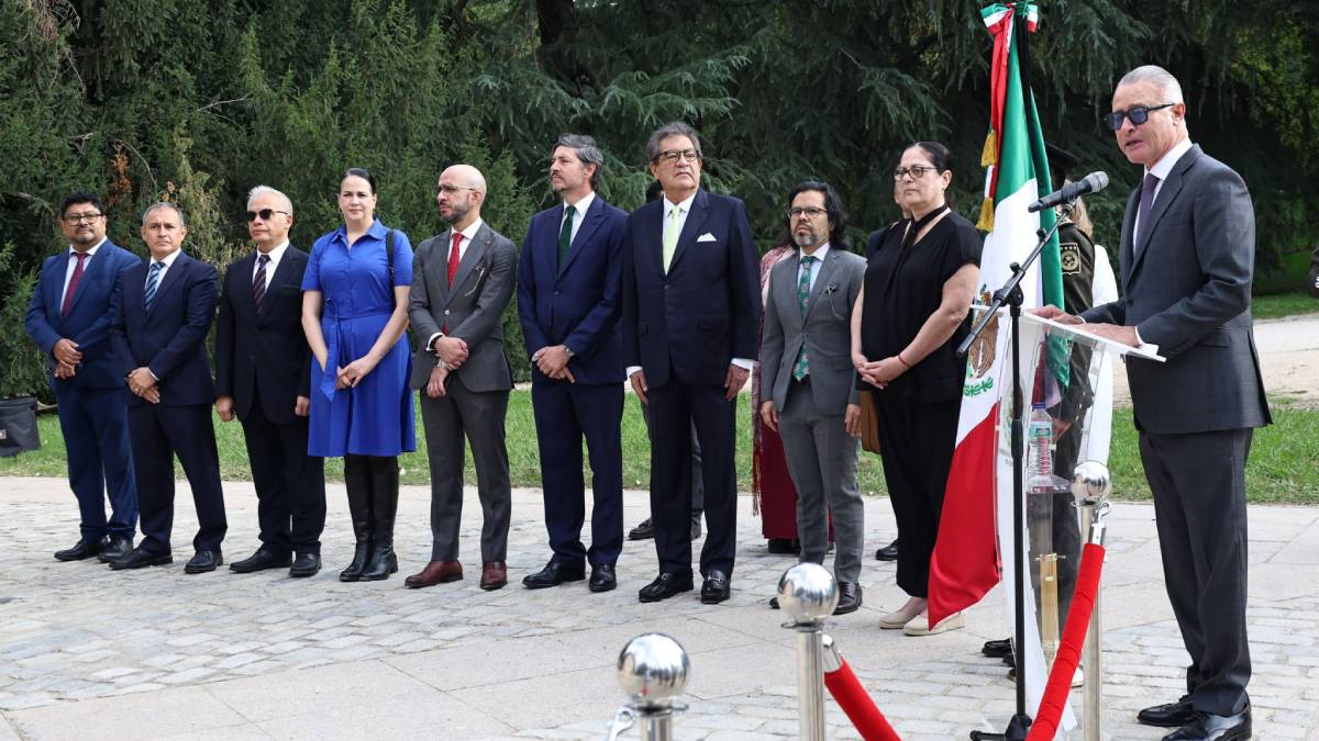 Embajada de México en España conmemora Independencia con ofrenda floral en Madrid