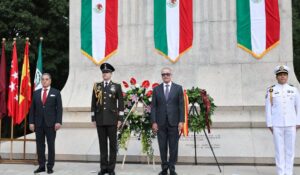 Quirino Ordaz Coppel, embajador de México en España, encabezó la conmemoración de la Independencia con ofrenda floral en Madrid