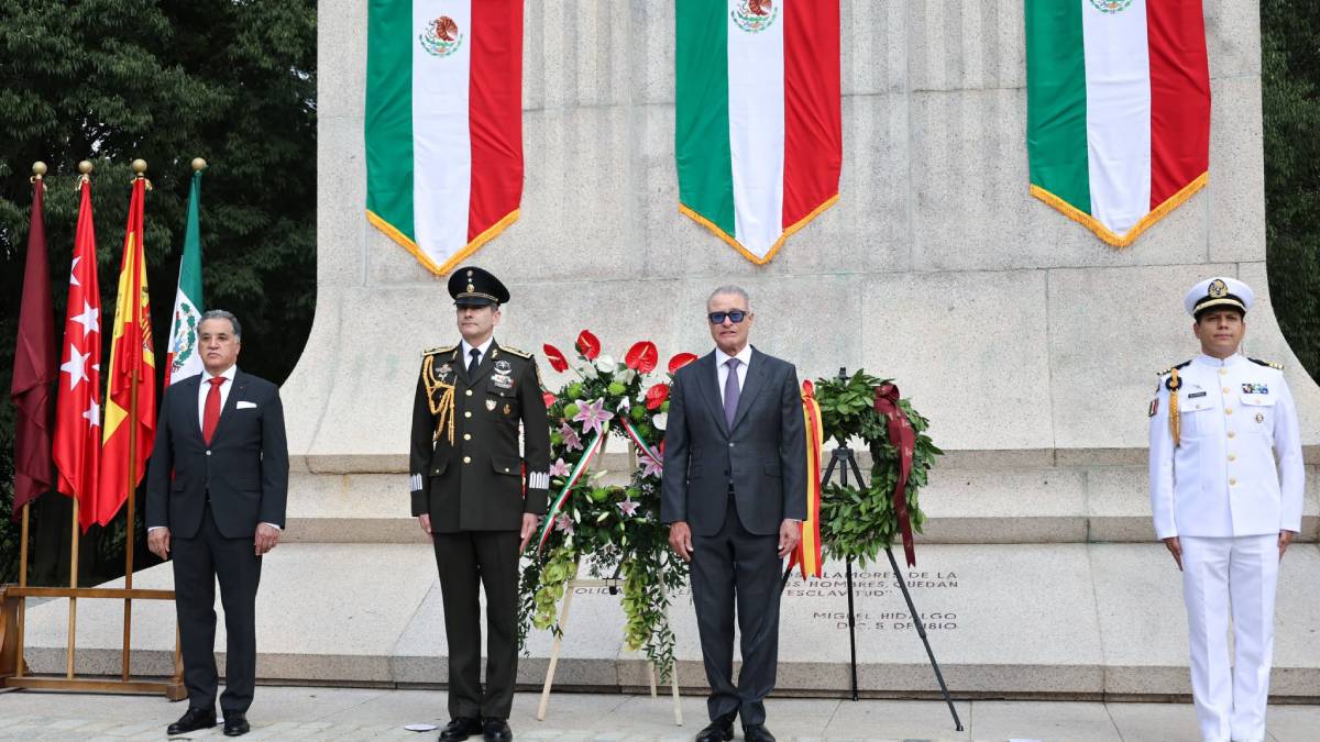Embajada de México en España conmemora Independencia con ofrenda floral en Madrid